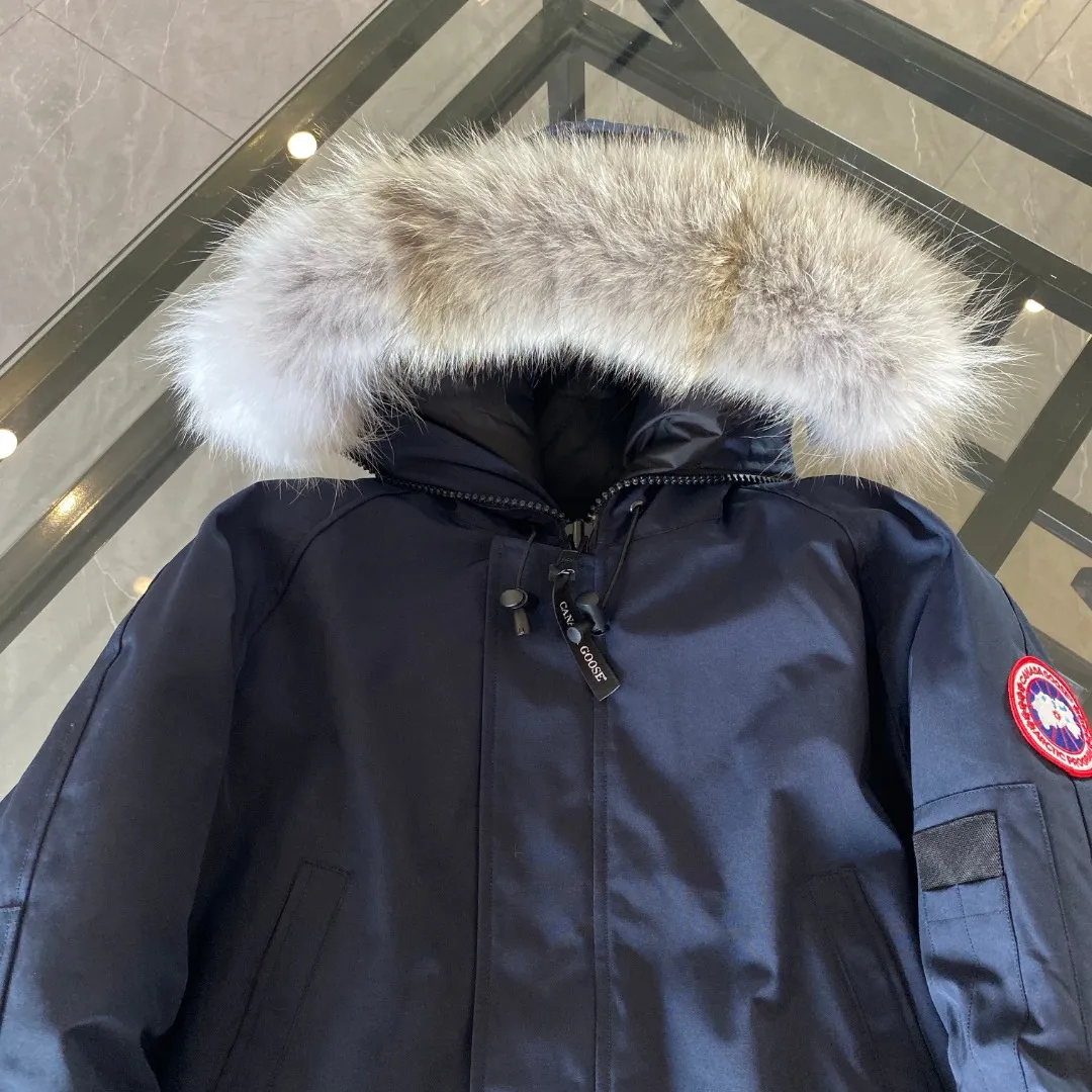 P760 Canada goose/Canada Goose 01 Couple Expedition Parka Down Jacket, authentic original version, you need to compare with the original to check it out at any time, all accessories are customized from the original factory 💯The softness and hardness of the fabric is compared with the original, and it can be restored by kneading at will (fabric misunderstanding: Fabrics with high hardness are not waterproof. Only when you buy the latest authentic version this year will you notice the softness and comfort of the fabric) 💯The down is synchronized with the authentic white duck down, fluffy and not lumpy. Electronically controlled velvet filling machine 💯Customized zippers with authentic YKK military-grade copper core zipper pullers, high hardness and no jamming 💯The fur collar is purchased from Western Canada coyote skin original customization 💯All workmanship and wiring are controlled by workers with more than ten years of experience. They must be horizontal and vertical, and are not allowed to twist. The inner wiring density is more sophisticated. Feel free to compare 💯Big goose label Collar label Washed label Hangtag Zipper cord Pocket label Back label, collar velvet, Velcro fasteners, cuffs, all details are updated simultaneously with genuine products. The best version, the most complete color matching, all kinds of battle products. Color: off-white, black, charcoal gray, navy blue, red, blue. Size: XS-XXL